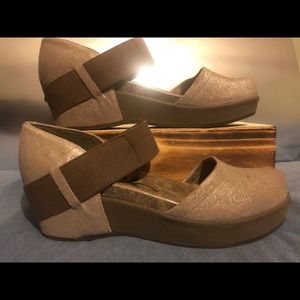 OTBT wander out platform shoes size 9